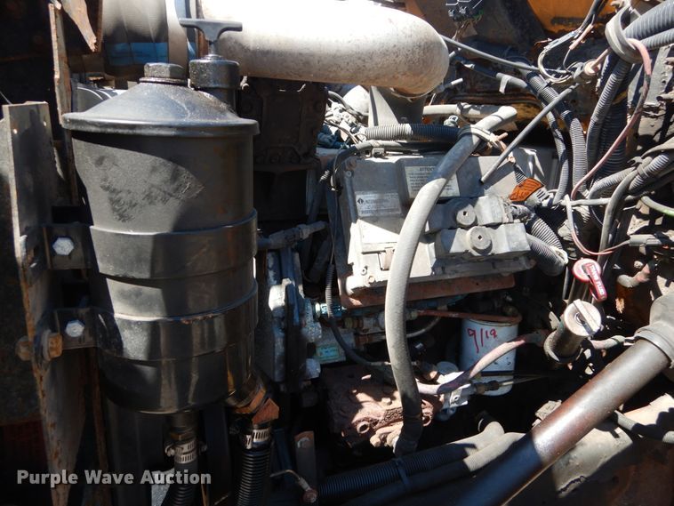 image for item IY9665 2002 International 4900  dump truck