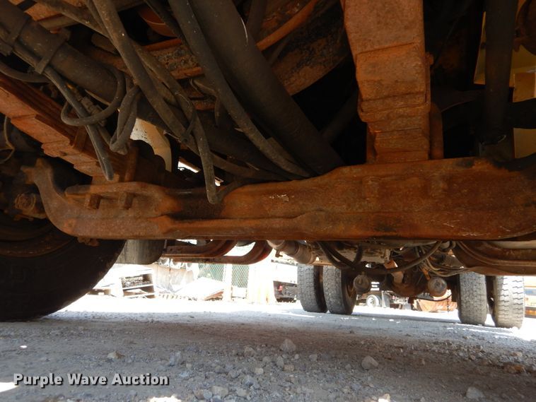 image for item IY9665 2002 International 4900  dump truck