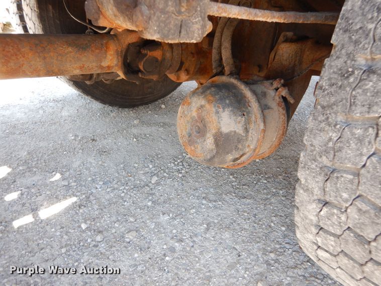 image for item IY9665 2002 International 4900  dump truck