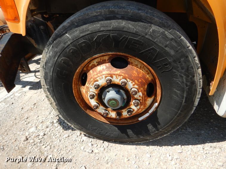 image for item IY9665 2002 International 4900  dump truck