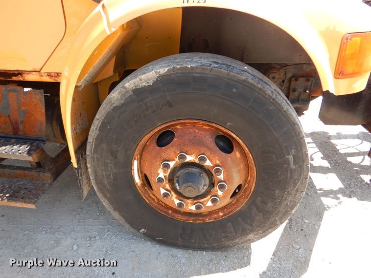 image for item IY9665 2002 International 4900  dump truck