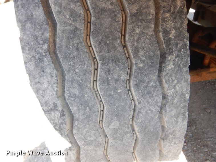 image for item IY9665 2002 International 4900  dump truck