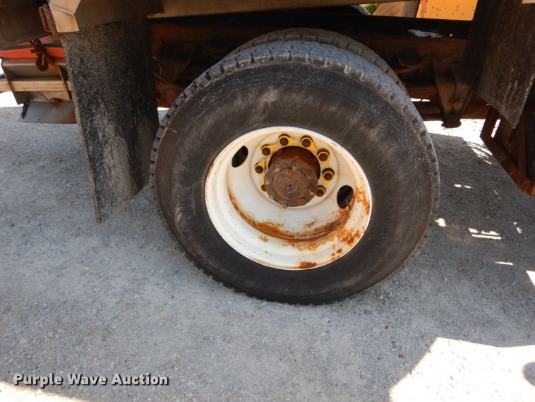 image for item IY9665 2002 International 4900  dump truck