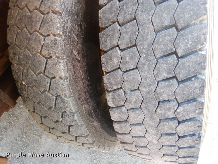 image for item IY9665 2002 International 4900  dump truck