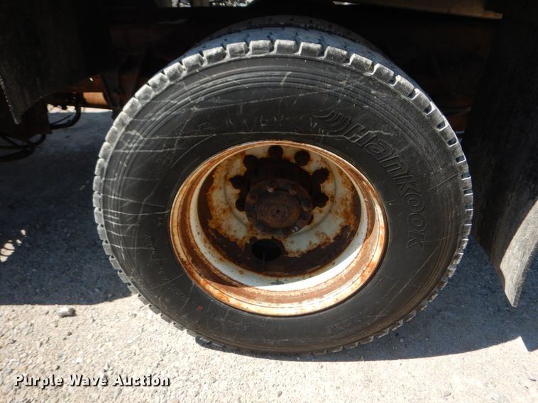 image for item IY9665 2002 International 4900  dump truck