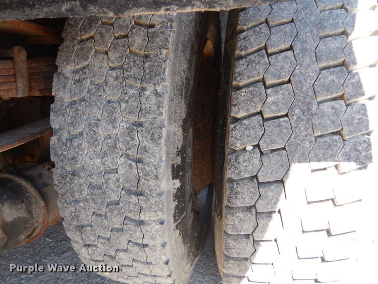 image for item IY9665 2002 International 4900  dump truck