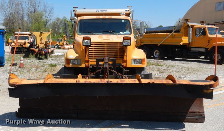 image for item IY9674 2002 International 4900  dump truck