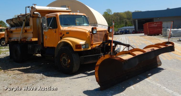 image for item IY9674 2002 International 4900  dump truck