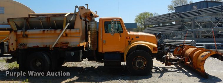 image for item IY9674 2002 International 4900  dump truck