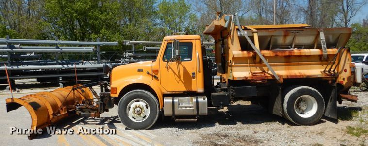 image for item IY9674 2002 International 4900  dump truck