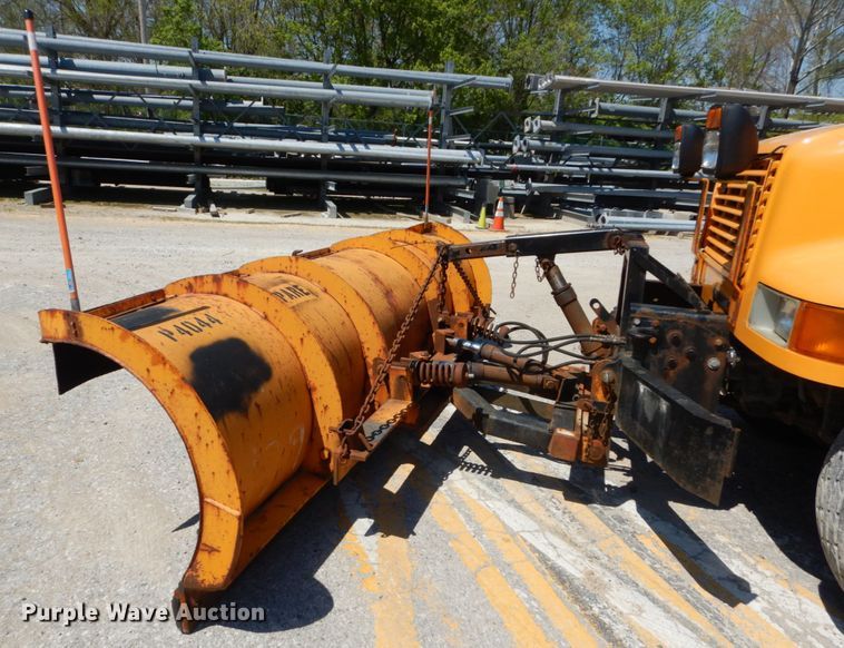 image for item IY9674 2002 International 4900  dump truck