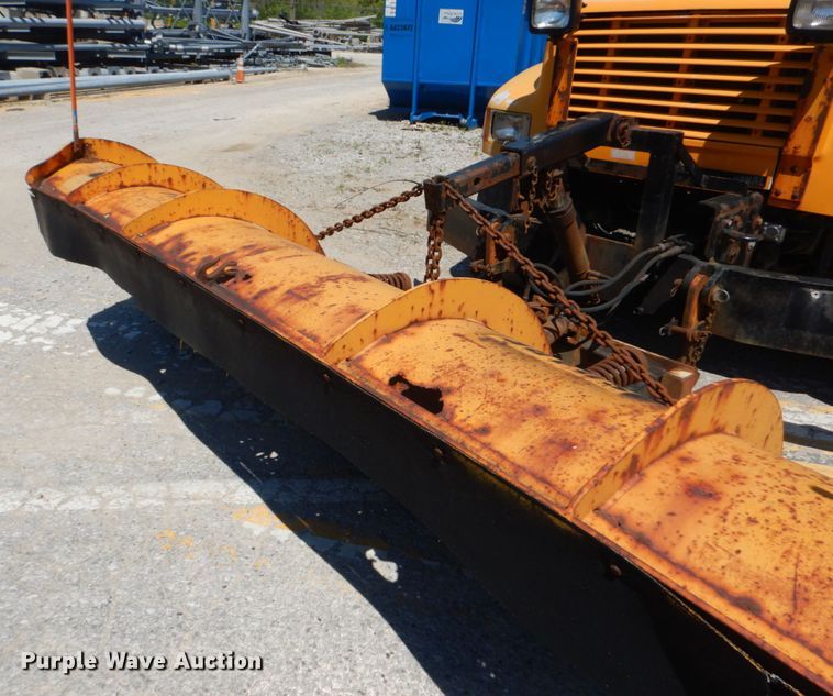 image for item IY9674 2002 International 4900  dump truck