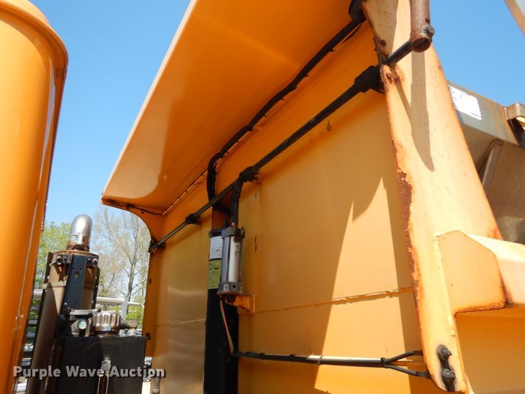 image for item IY9674 2002 International 4900  dump truck