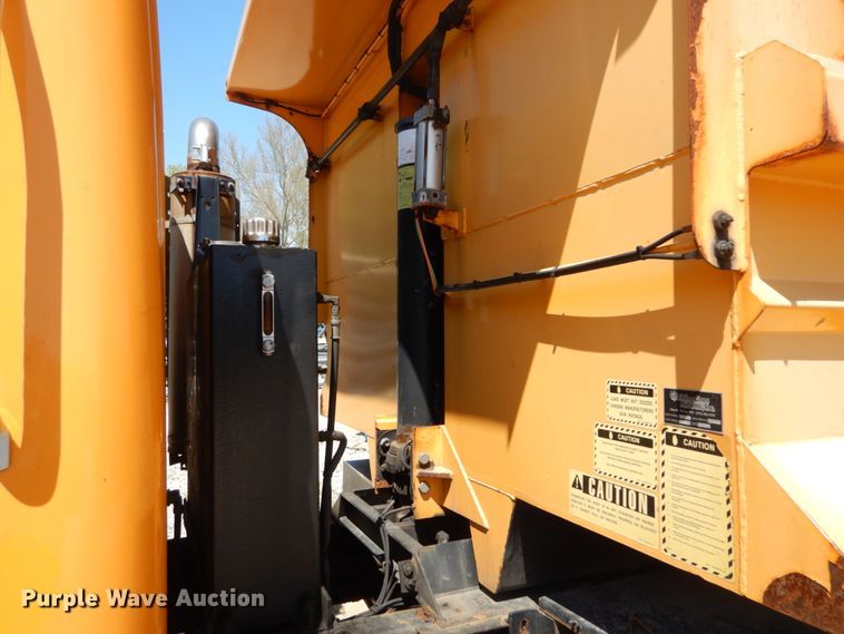 image for item IY9674 2002 International 4900  dump truck