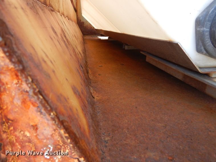 image for item IY9674 2002 International 4900  dump truck