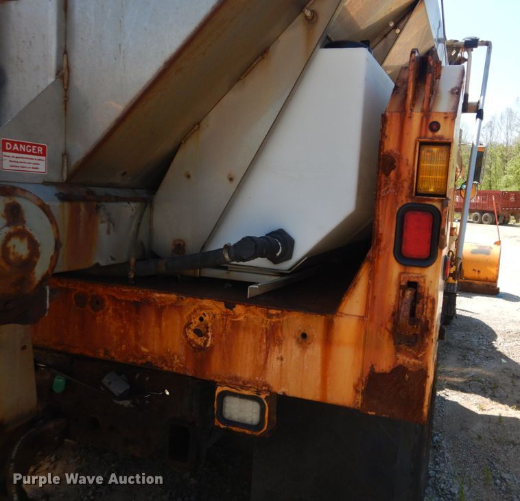 image for item IY9674 2002 International 4900  dump truck