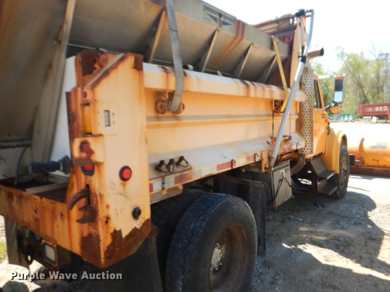 image for item IY9674 2002 International 4900  dump truck