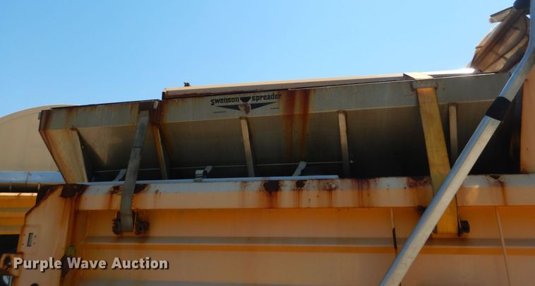 image for item IY9674 2002 International 4900  dump truck