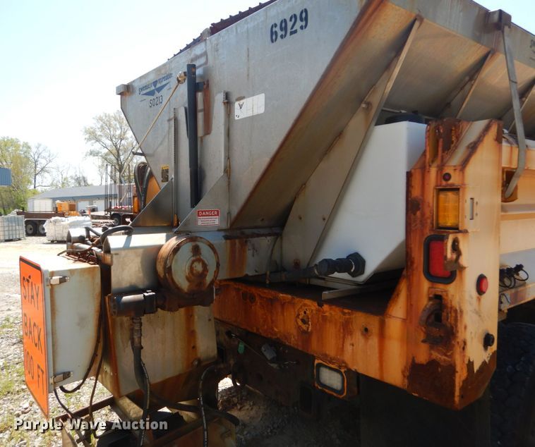 image for item IY9674 2002 International 4900  dump truck
