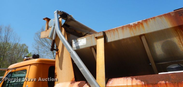 image for item IY9674 2002 International 4900  dump truck