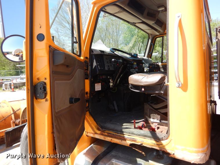 image for item IY9674 2002 International 4900  dump truck