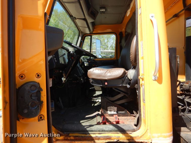 image for item IY9674 2002 International 4900  dump truck