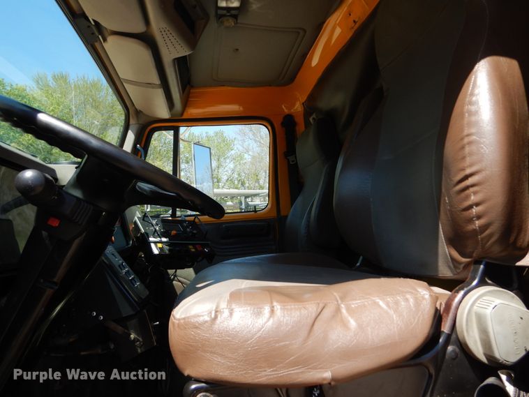 image for item IY9674 2002 International 4900  dump truck