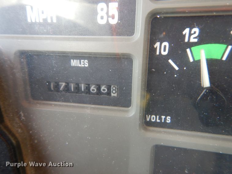 image for item IY9674 2002 International 4900  dump truck