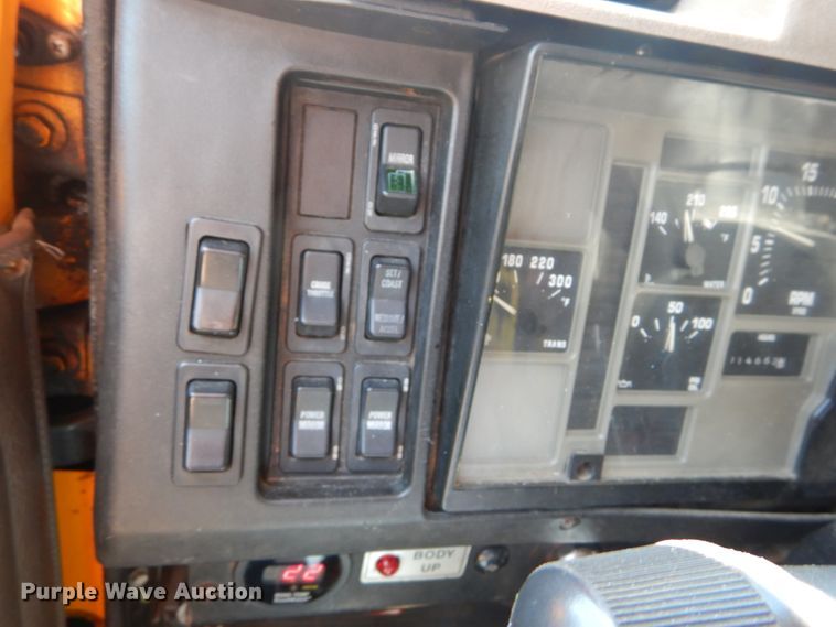 image for item IY9674 2002 International 4900  dump truck