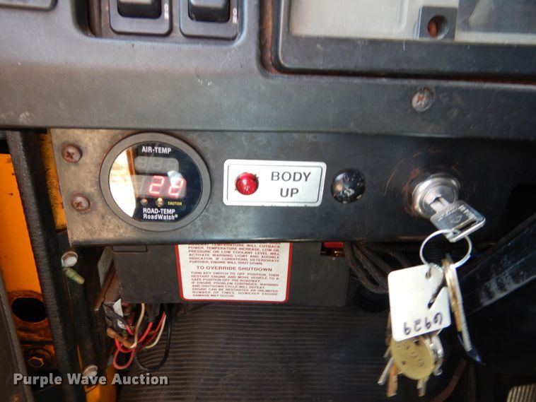 image for item IY9674 2002 International 4900  dump truck