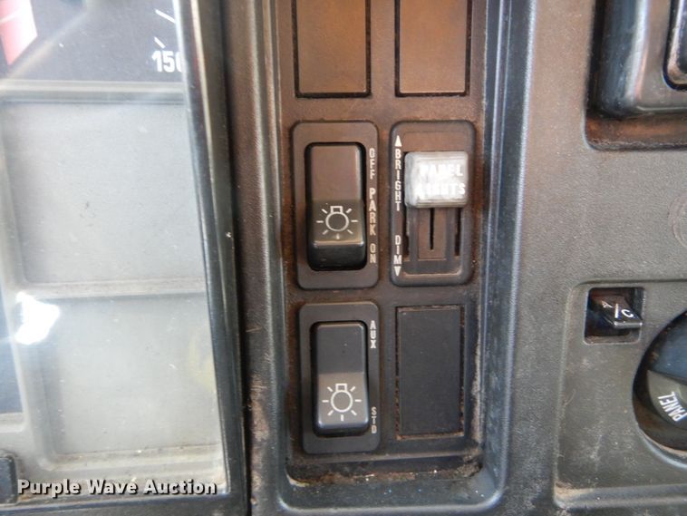 image for item IY9674 2002 International 4900  dump truck