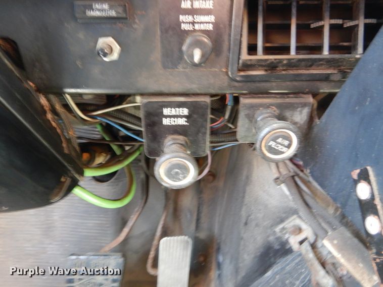 image for item IY9674 2002 International 4900  dump truck