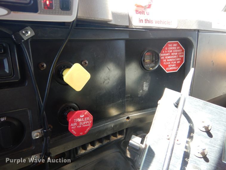 image for item IY9674 2002 International 4900  dump truck