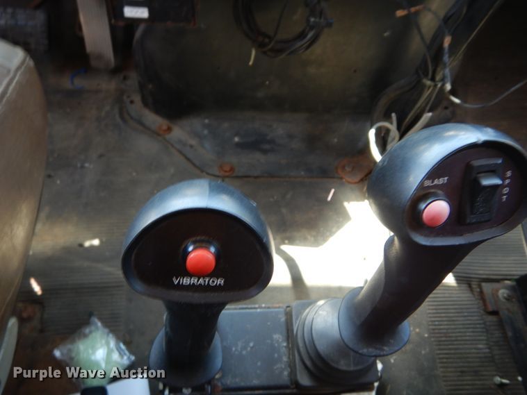 image for item IY9674 2002 International 4900  dump truck