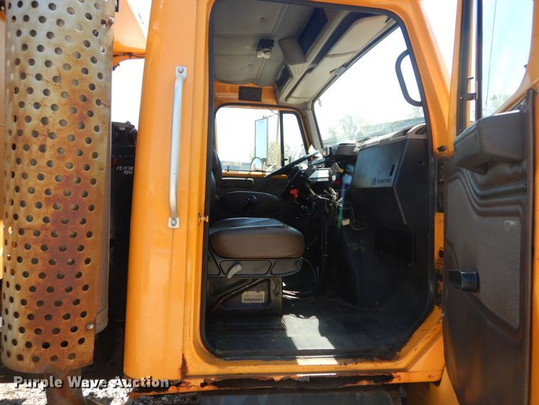 image for item IY9674 2002 International 4900  dump truck