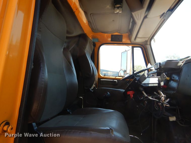 image for item IY9674 2002 International 4900  dump truck