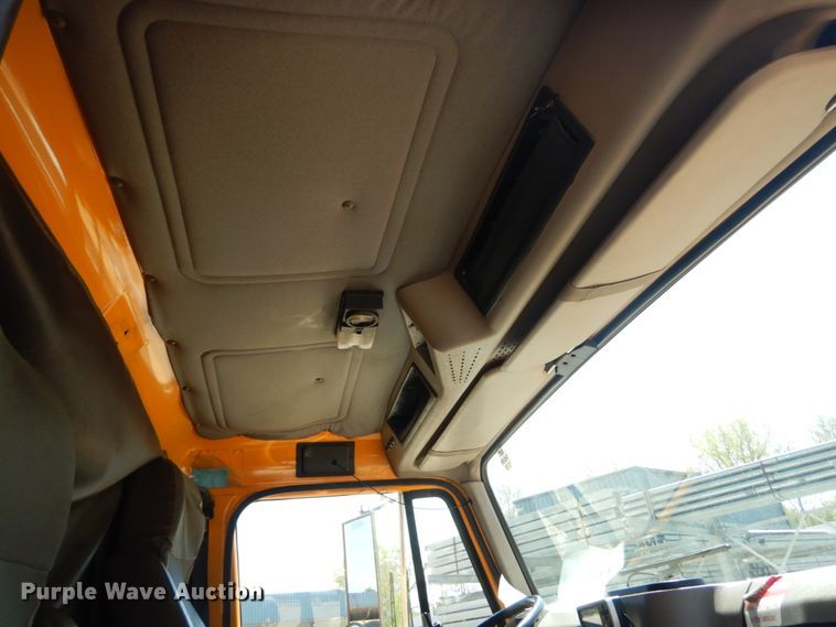 image for item IY9674 2002 International 4900  dump truck