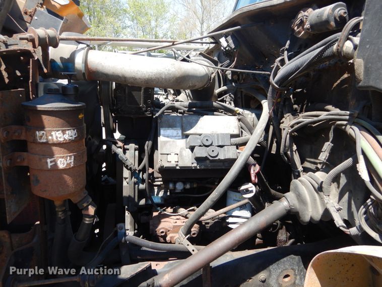 image for item IY9674 2002 International 4900  dump truck