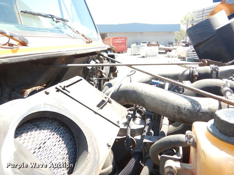 image for item IY9674 2002 International 4900  dump truck