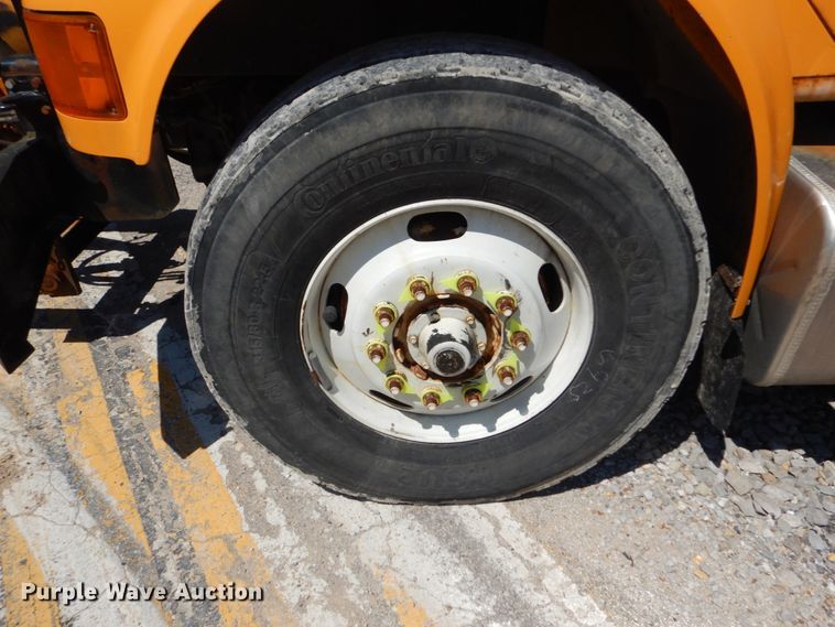 image for item IY9674 2002 International 4900  dump truck