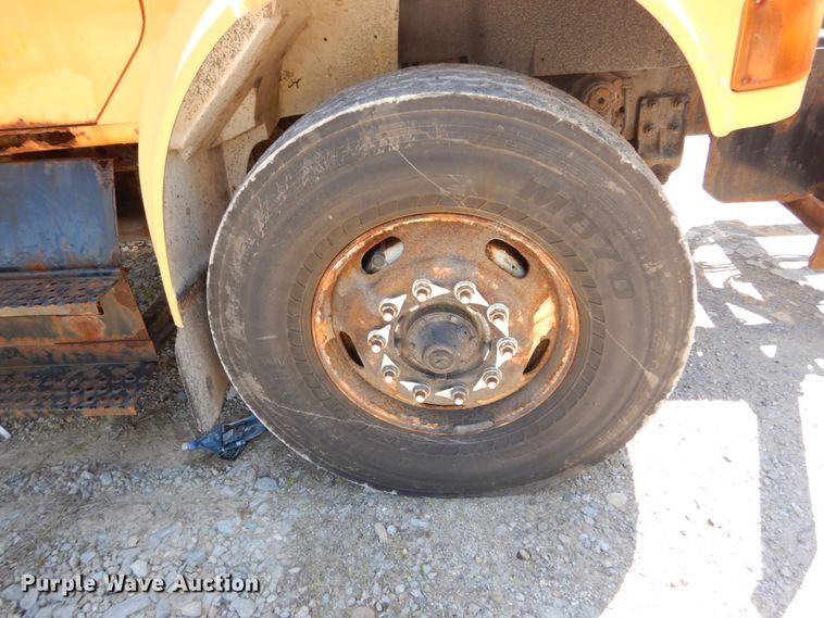 image for item IY9674 2002 International 4900  dump truck