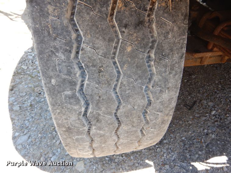 image for item IY9674 2002 International 4900  dump truck