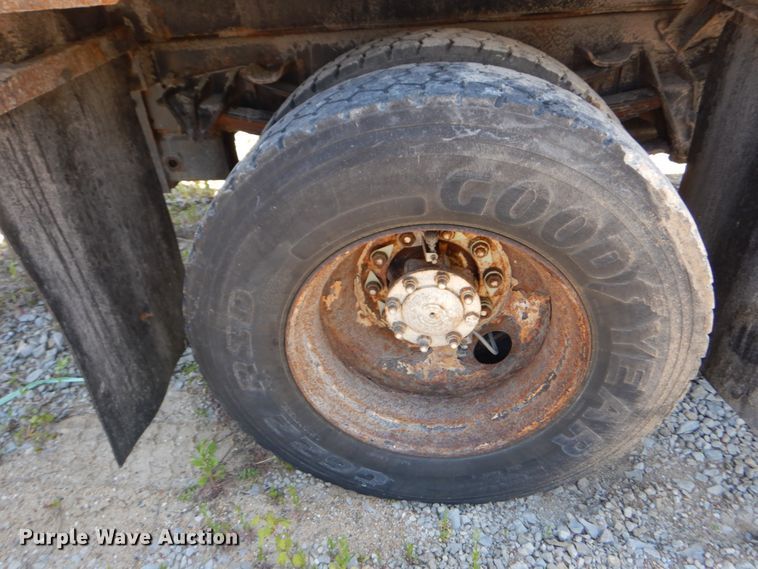 image for item IY9674 2002 International 4900  dump truck