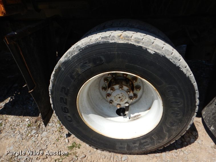 image for item IY9674 2002 International 4900  dump truck