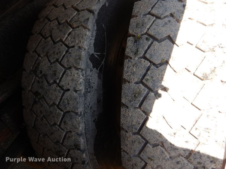 image for item IY9674 2002 International 4900  dump truck