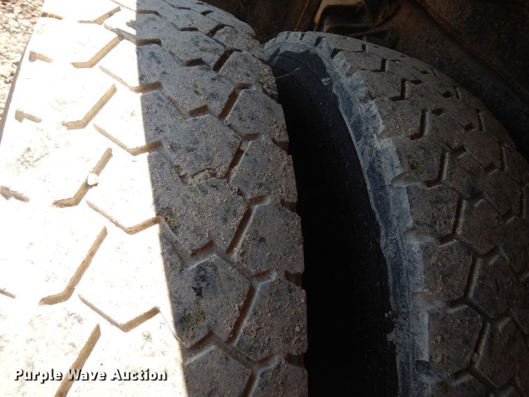 image for item IY9674 2002 International 4900  dump truck