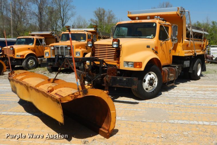 image for item IY9676 2002 International 4900  dump truck