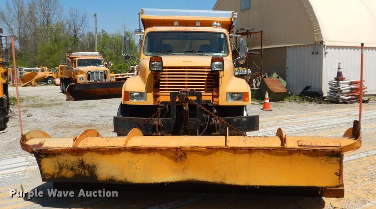 image for item IY9676 2002 International 4900  dump truck