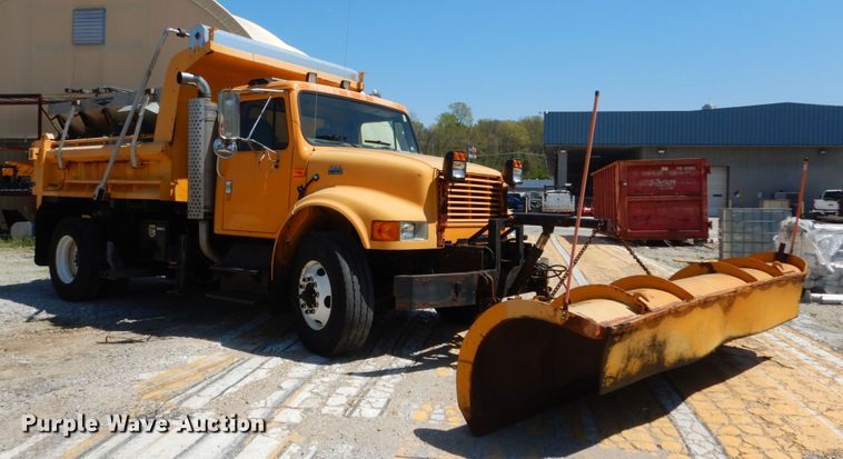 image for item IY9676 2002 International 4900  dump truck