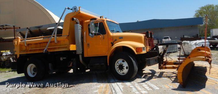 image for item IY9676 2002 International 4900  dump truck